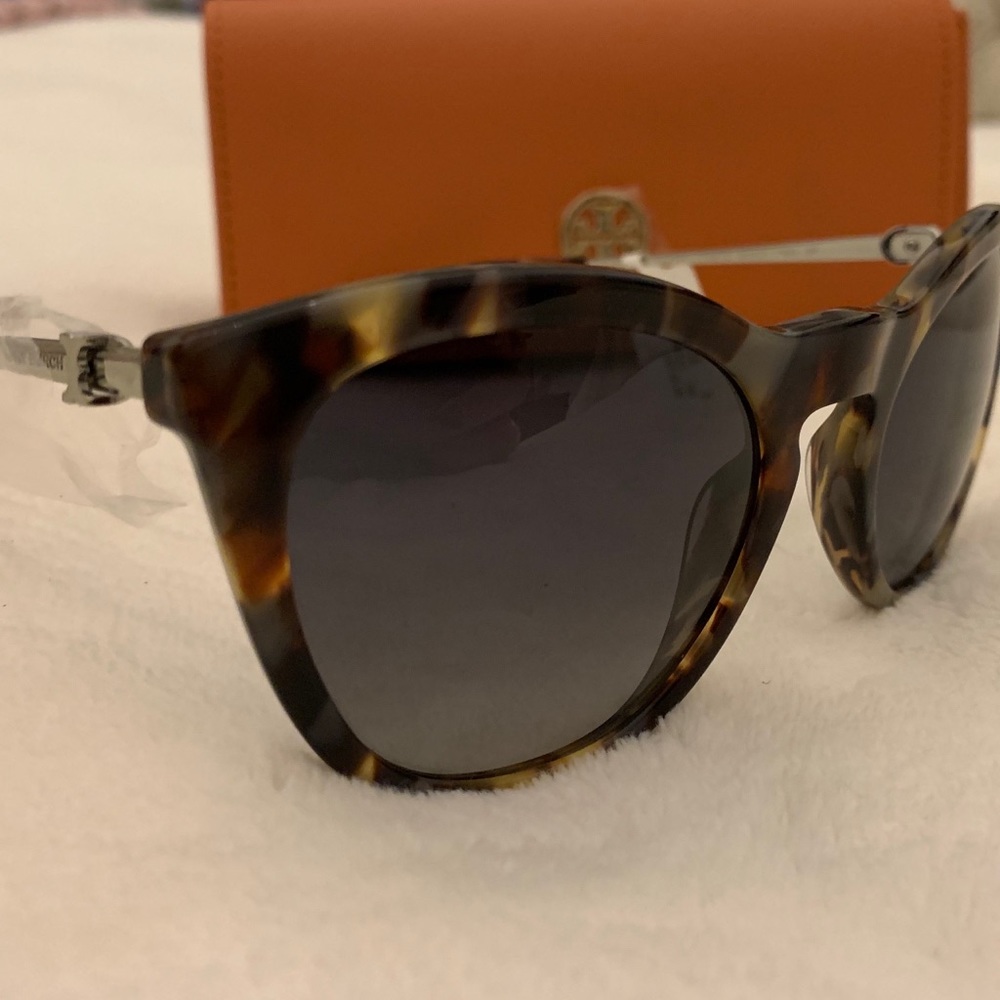 🔥 HOSTS PICK 🔥 NWT Tory Burch sunglasses